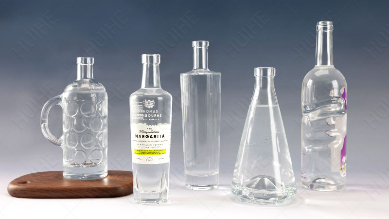 Liquor vs Liqueur - corktail bottles design Liqueur vs Liqueur - conception de bouteilles en liège