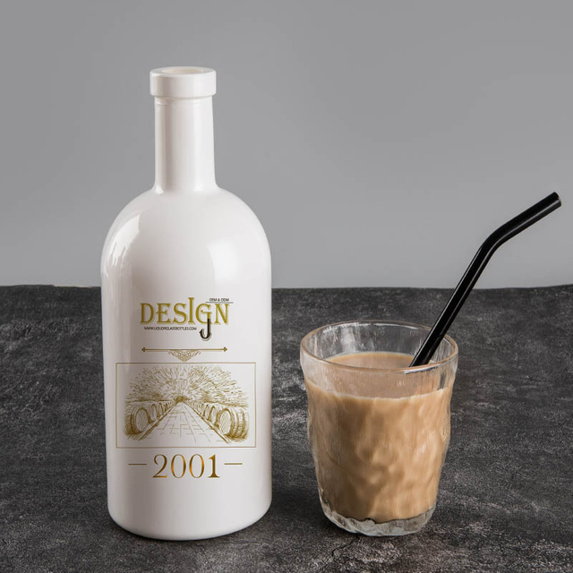 Bouteilles de liqueur crème en verre opale blanc avec logo personnalisé imprimé