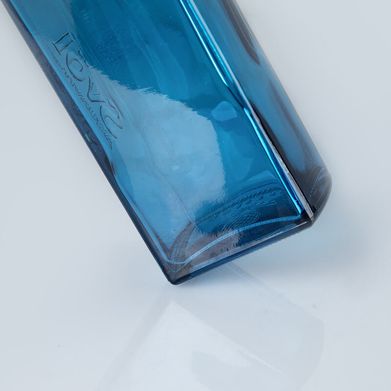 bouteille de boisson alcoolisée bleue (5)
