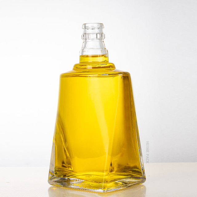 Bouteau d'alcool en verre carré et rond