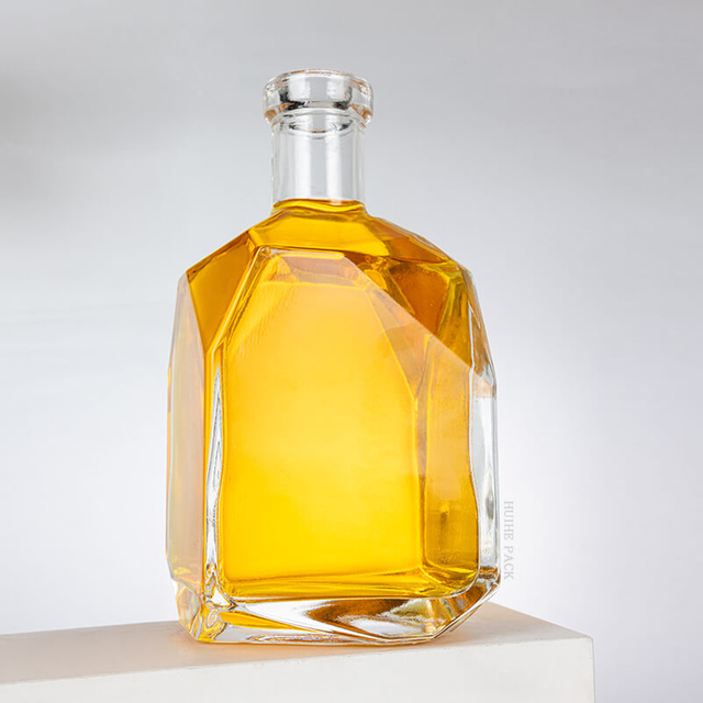 Bords à facettes de structure angulaire irrégulière