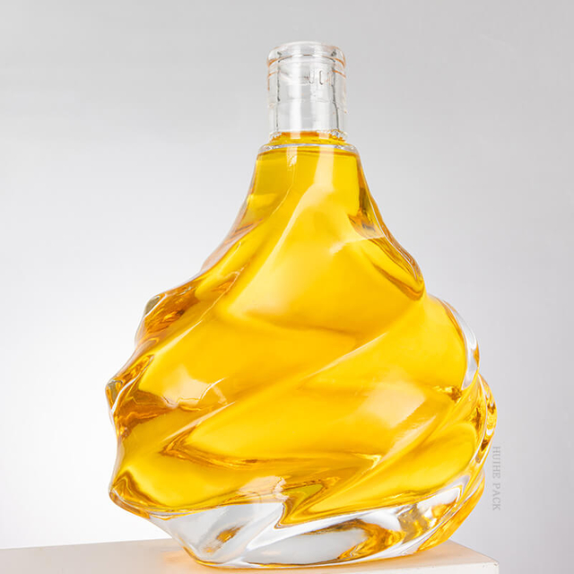 Bouteille brandy des ondulations irrégulières avec courbes fluide