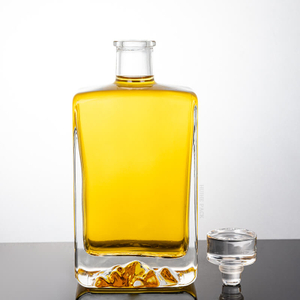 Bouteille d'alcool en verre transparent carr&eacute; de Mountain de neige