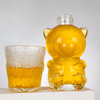 Bouteille d'alcool en verre transparent à ours