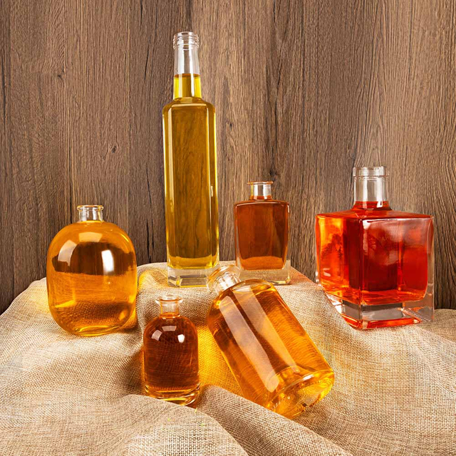 En bouteilles en verre d'alcool rond transparent stockée