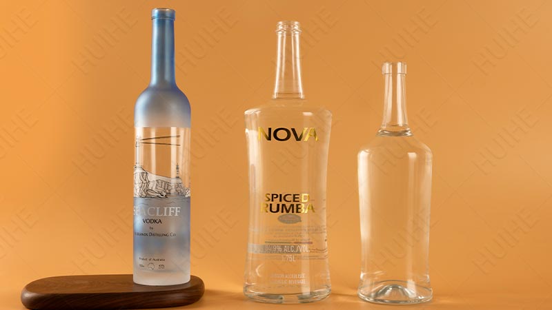 Diff&eacute;rentes tailles de bouteilles de vodka en verre - bouteilles de vodka