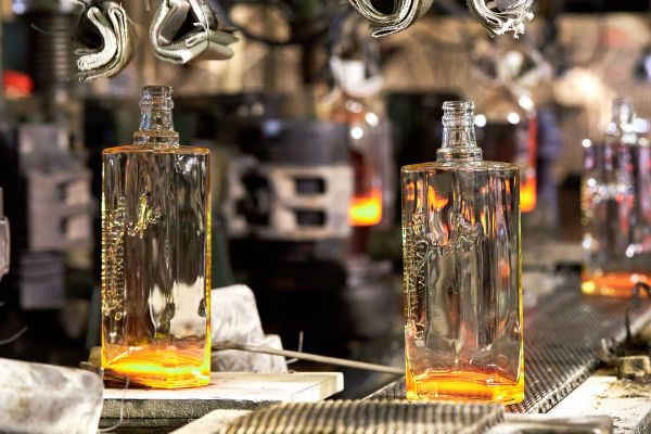 bouteille d'alcool carr&eacute;e en verre