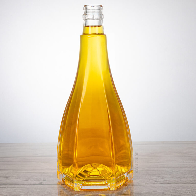 Bouteille d'alcool en verre conique rationalisée avec des crêtes verticales