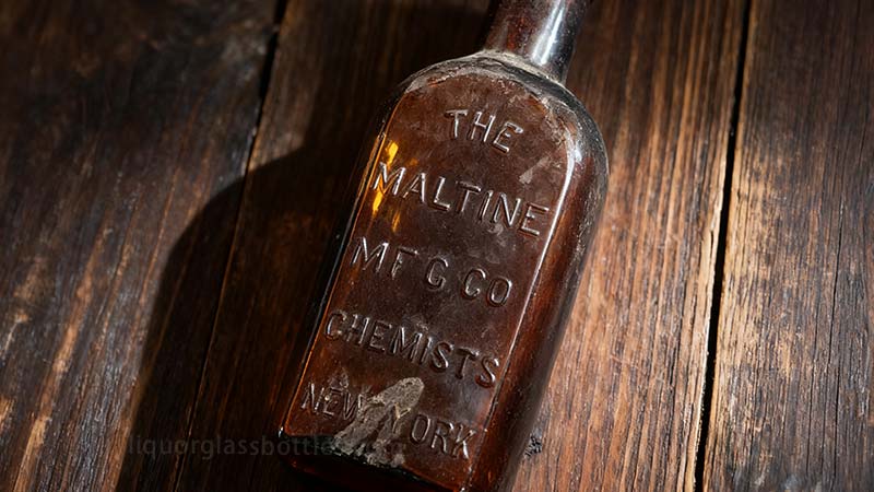 Vieille texto &agrave; bouteille en verre liqueur en verre
