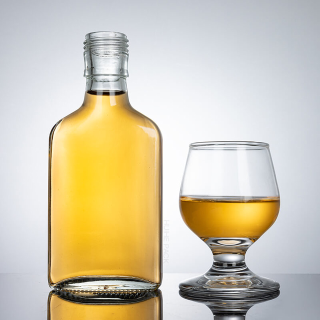 Bouteille d'alcool en verre plat en gros personnalisée de 125 ml avec bouchon à vis