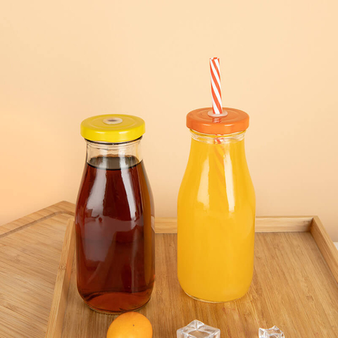 Bouteille de caf&eacute; en verre classique &agrave; col large avec paille et couvercle