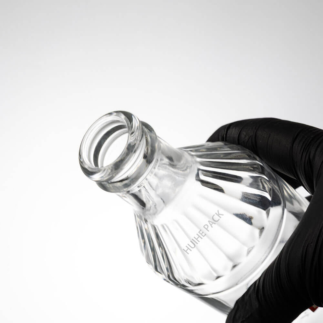 Bouteille d'eau en verre transparent &agrave; col filet&eacute; de 258 ml avec bouchon &agrave; vis