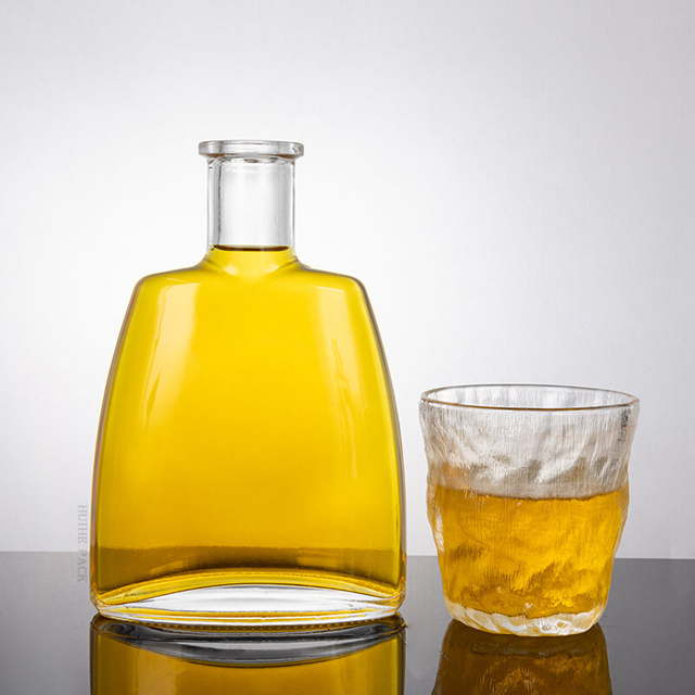 Bouteille de liqueur trapézoïdale plate avec bords incurvés doucement