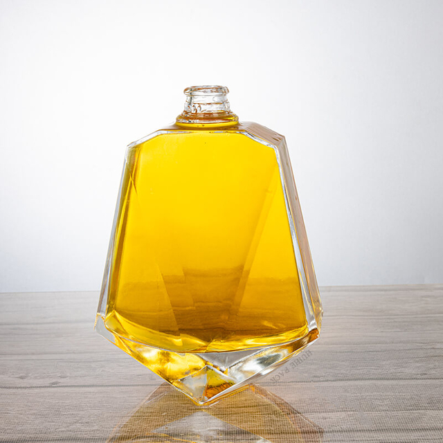 Conception géométrique Bouteille d'alcool en verre à facettes angulaires