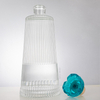 Bouteille d'alcool en verre nervur&eacute; vertical avec bouchons personnalis&eacute;s