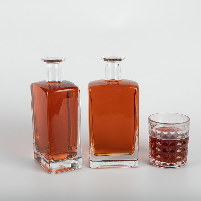 Bouteille d'alcool carr&eacute;