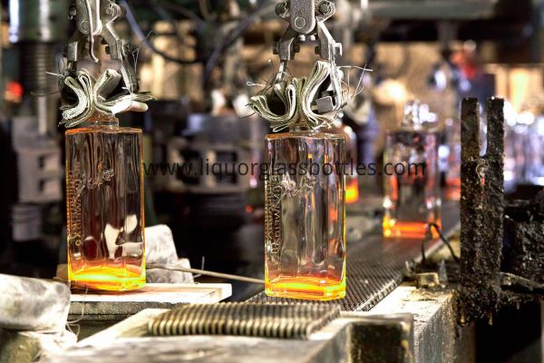 bouteille d'alcool carr&eacute;e en verre