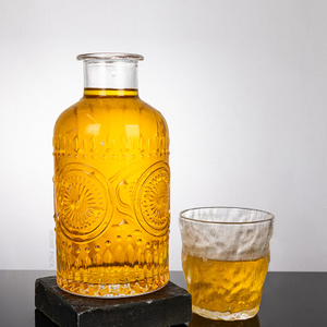 Floral élaboré - bouteille d'alcool en verre inspiré avec cou épais