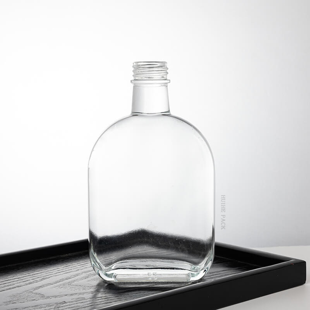 Bouteille d'alcool en verre transparent ovale avec bouchon &agrave; vis
