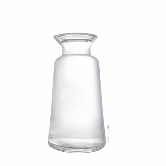 Bouteille d'alcool en verre effilée à la bouche large à large oreille