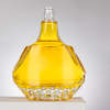Bouteille liuqor en verre de forme angulaire avec c&ocirc;t&eacute;s &agrave; facettes