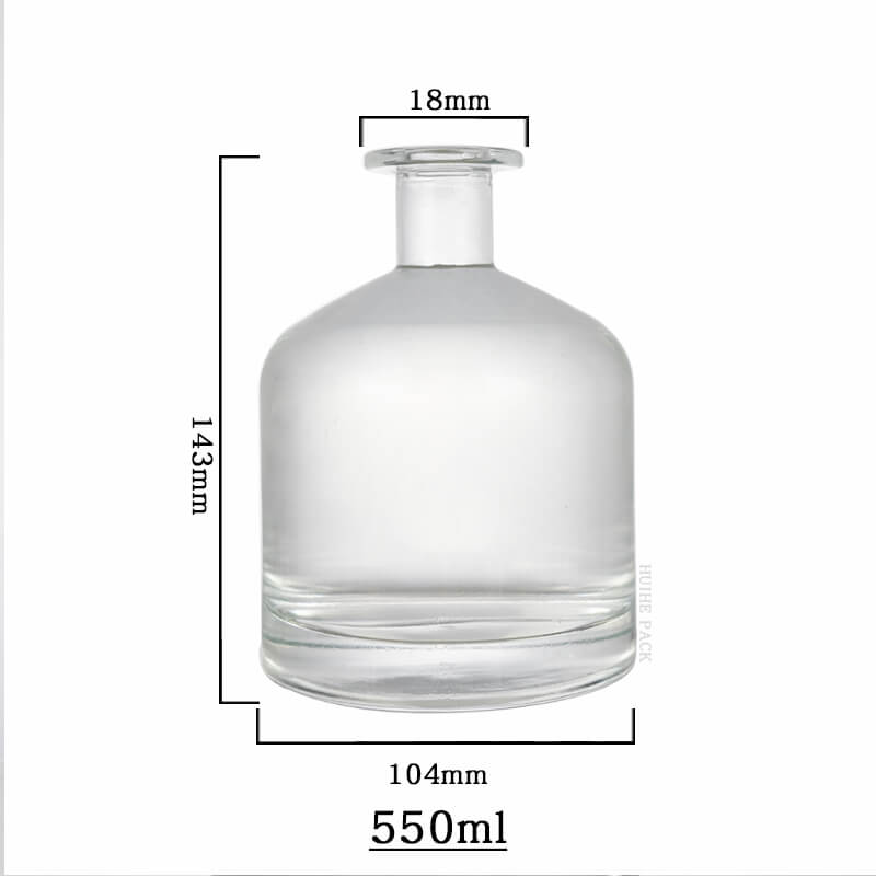 smooth bulbous shape liquor bottle-capacity Forme bulbeuse lisse.