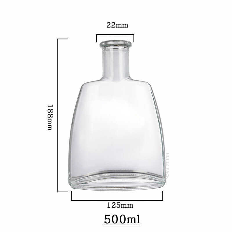 Flat Trapezoidal Liquor Bottle Curved Edges-capacity Bouteille de liqueur trapézoïdale plate.