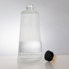 Bouteille d'alcool en verre nervur&eacute; vertical avec bouchons personnalis&eacute;s
