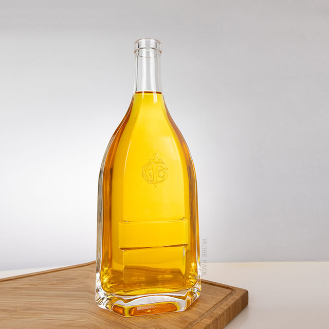 Bouteille spirituelle à cou de cou plate incurvée avec bords angulaires