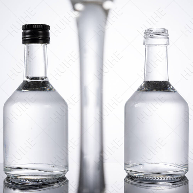 Petites bouteilles d'alcool en verre de silex transparent à col solitaire de 50 ml, en vrac