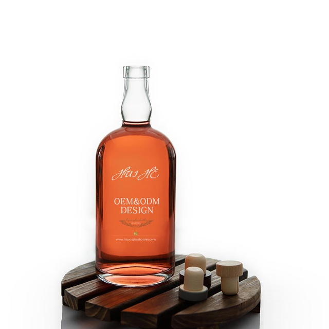 Bouteille en verre de liqueur avec finition en liège et dessus de bar