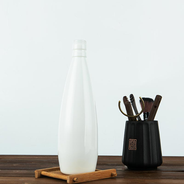Bouteille de luxe de 500 ml d'alcool en porcelaine blanche