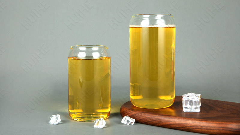 Cr&ecirc;tes de bouteilles de bi&egrave;re sur le fond - bouteille de bi&egrave;re en borosilicate avec dent plate