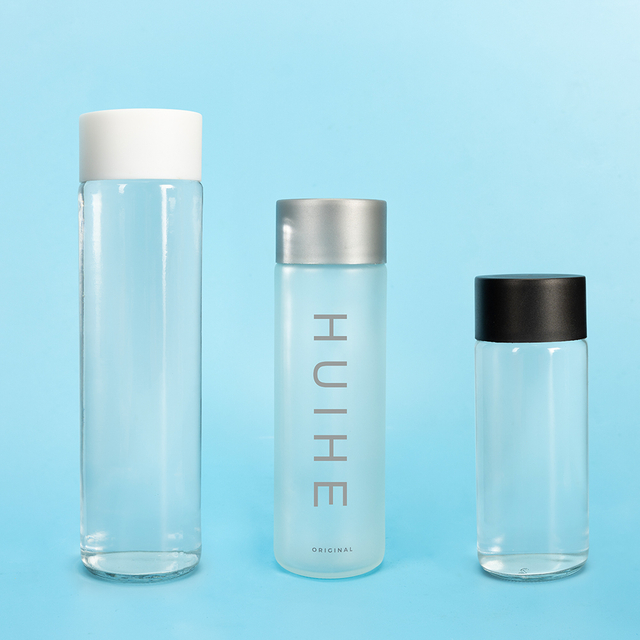 Bouteille cylindrique en verre d'eau plate artésienne Voss avec bouchon à vis