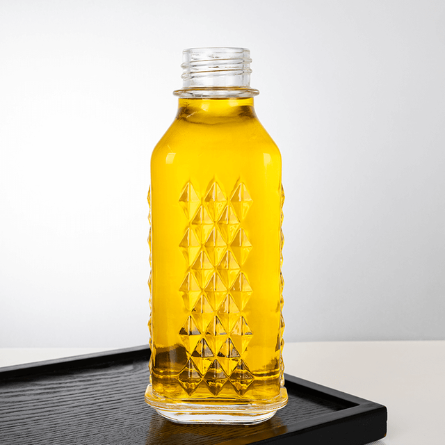 Modèle de 650 ml en relief de bouteille d'alcool en verre semblable à un diamant