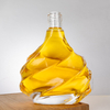 Bouteille brandy des ondulations irr&eacute;guli&egrave;res avec courbes fluide