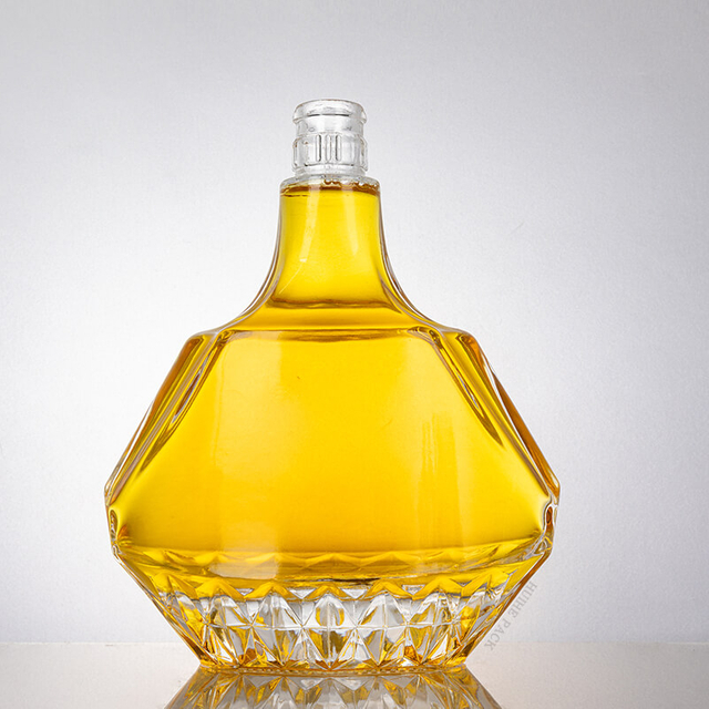 Bouteille liuqor en verre de forme angulaire avec côtés à facettes