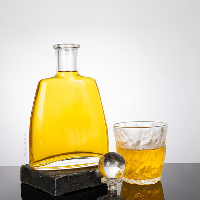 Bouteille de liqueur trapézoïdale plate avec bords incurvés doucement