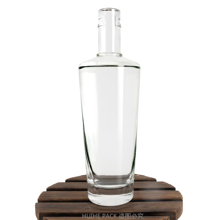 bouteille d'alcool en verre transparent