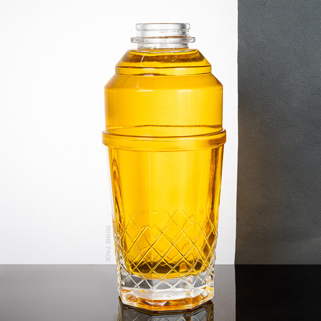 Bouteille d'alcool en forme de shaker &agrave; cocktail avec un fond de texture de diamant