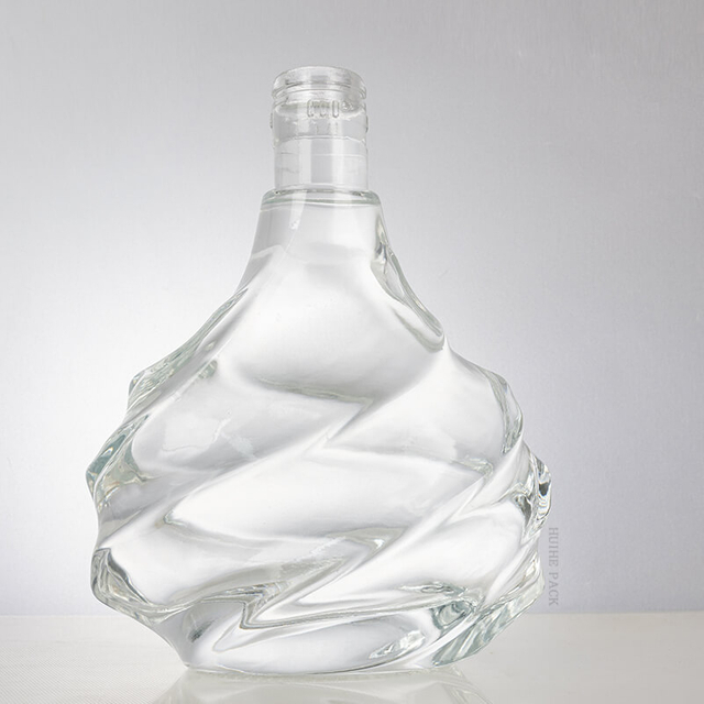 Bouteille brandy des ondulations irrégulières avec courbes fluide