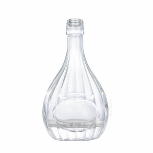 Bouteille d'alcool en verre en forme de poire avec motifs verticaux côtelés
