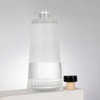 Bouteille d'alcool en verre nervur&eacute; vertical avec bouchons personnalis&eacute;s