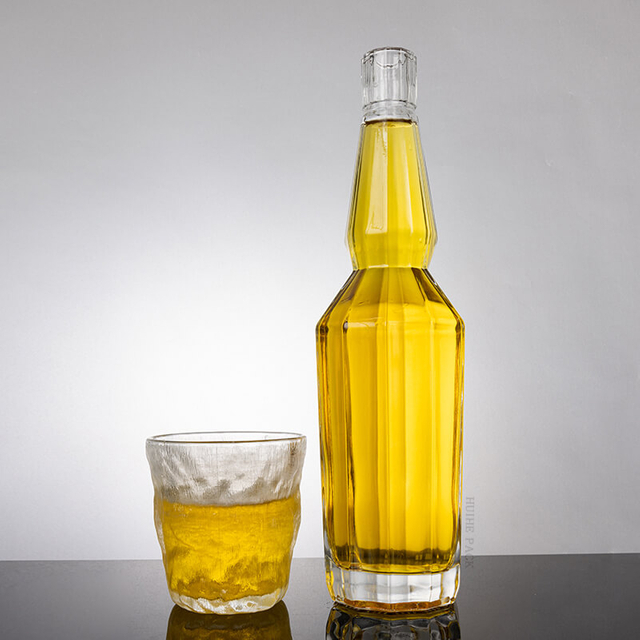 Bouteille de whisky en verre angulaire hexagonal avec long cou