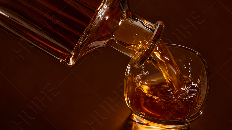 carafe &agrave; whisky en verre versant