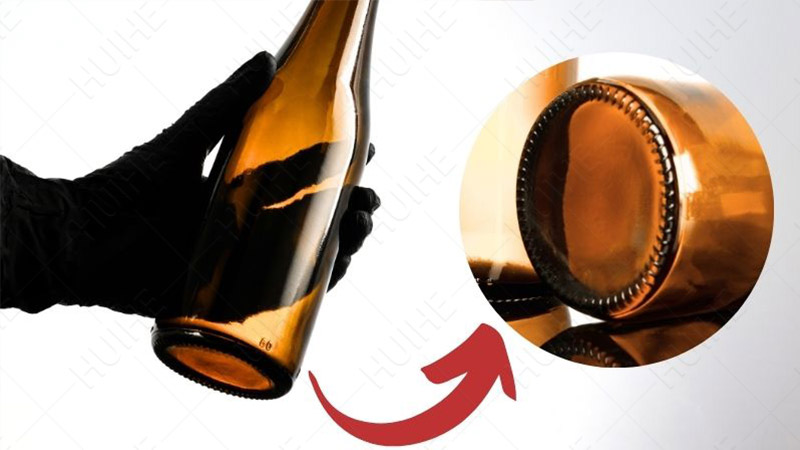 Cr&ecirc;tes de bouteilles de bi&egrave;re sur le fond - fond de bi&egrave;re