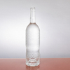 Bouteille de vodka en verre transparent de texture en forme de galets