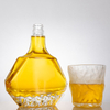 Bouteille liuqor en verre de forme angulaire avec c&ocirc;t&eacute;s &agrave; facettes