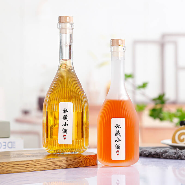 Bouteilles en verre de vin doux rayées à long col