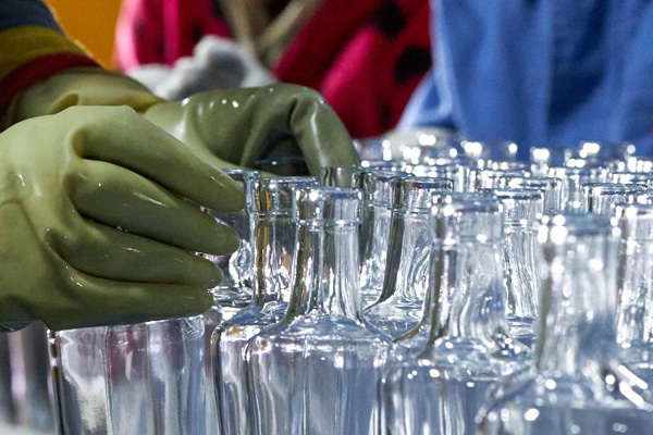 bouteille d'alcool en verre de li&egrave;ge